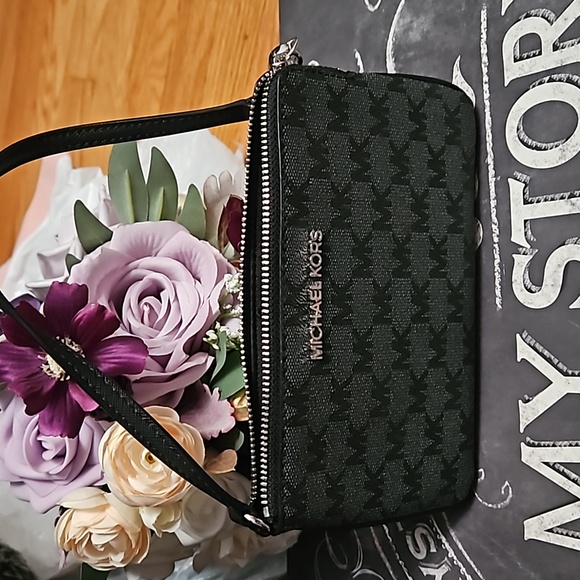 Michael Kors Wristlet with Silver Hardware. - Picture 3 of 3